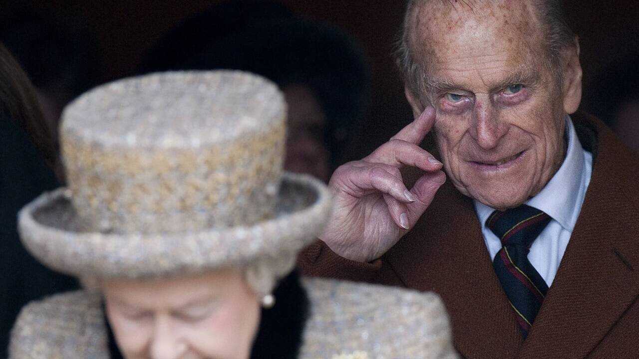 Sonntag, 5. Februar 2012 – nach einer Messe in West Newton (Norfolk) verlässt das königliche Paar die Kirche, die Queen zuerst, Prinz Philip folgt ihr. 