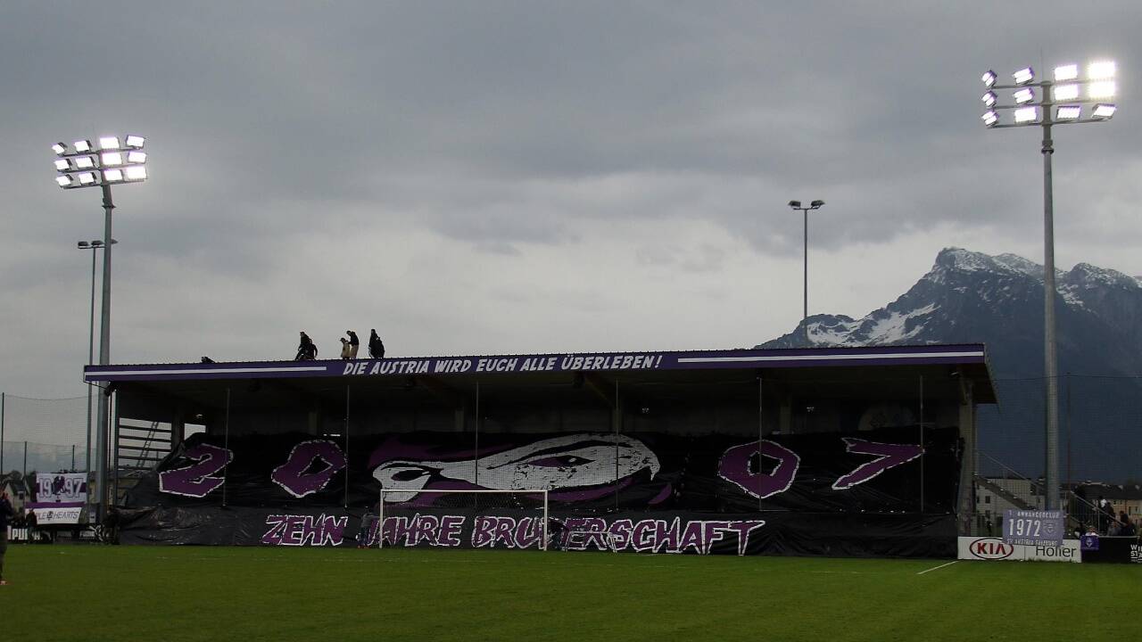 Spätestens im Sommer 2024 muss die Fantribüne in Maxglan abgerissen werden.  