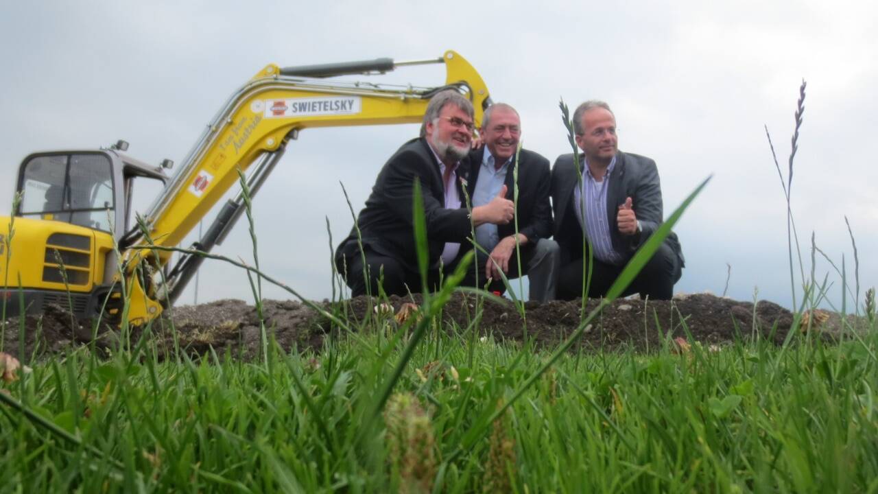 Als wär’s gestern gewesen: 2013 setzten die damaligen Austria-Macher Walter Windischbauer und Gerhard Stöger mit Bürgermeister Heinz Schaden den Spatenstich zum Kunstrasenplatz.  
