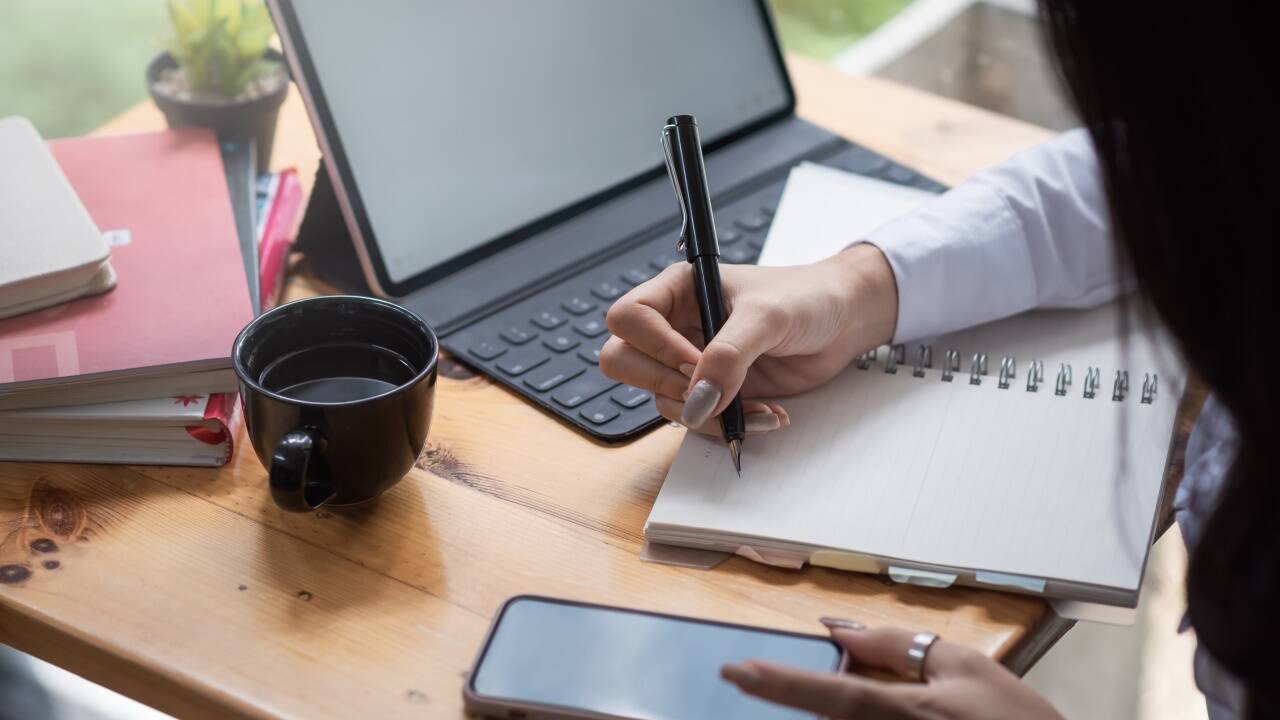 Das Smartphone am Schreibtisch neben sich liegen haben? In der Arbeitswelt ist das mittlerweile ganz normal. Arbeitgeber müssen für die Zeit auf sozialen Netzwerken aber bezahlen.  