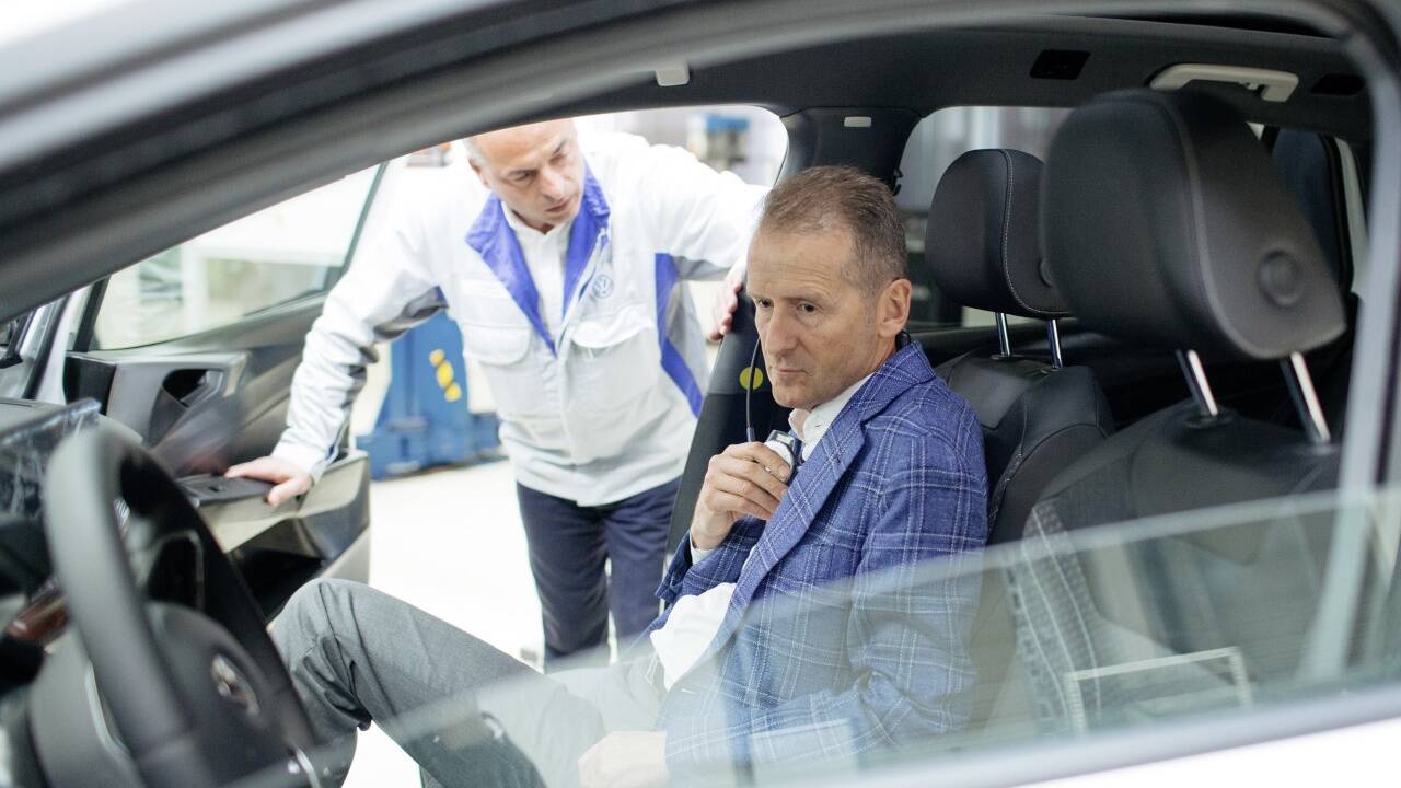 Die bevorstehende Einführung von Euro 7 bereitet den Autobossen wie Volkswagen-CEO Herbert Diess Sorgenfalten. 