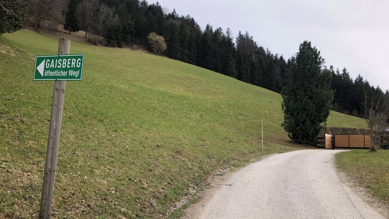 Der Grundbesitzer hat nun ein Schild aufgestellt und verweist auf einen öffentlichen Gehweg Richtung Landesstraße.  