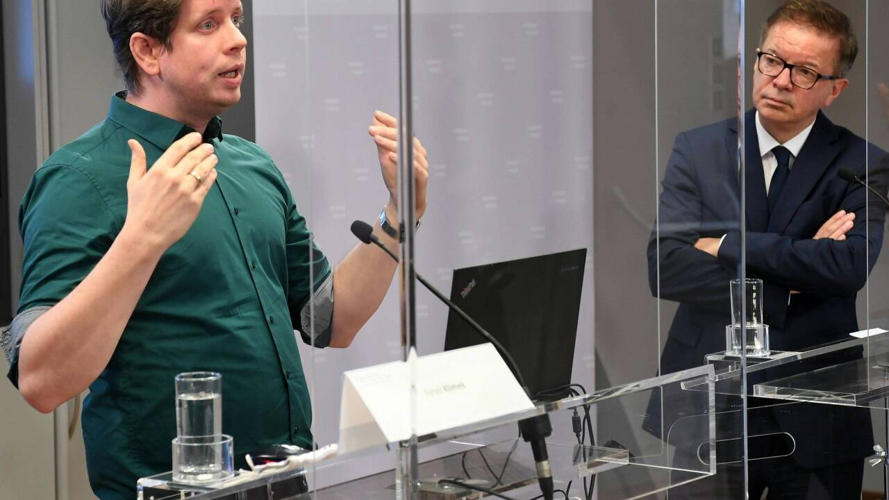 Der Simulationsforscher Peter Klimek vom Complexity Science Hub Vienna (CSH) und Gesundheitsminister Rudolf Anschober (Grüne) stellten im November 2020 eine „Studie zu Maßnahmen zur Bekämpfung der Covid-19-Pandemie“ vor. Der Simulationsforscher Peter Klimek vom Complexity Science Hub Vienna (CSH) und Gesundheitsminister Rudolf Anschober (Grüne) stellten im November 2020 eine „Studie zu Maßnahmen zur Bekämpfung der Covid-19-Pandemie“ vor.