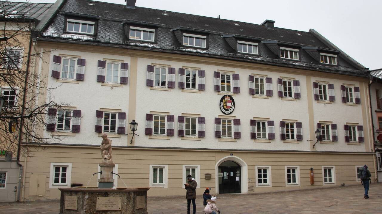 Die Bezirkshauptmannschaft Zell am See sollte die alten Akten eines Grundstückskaufs am Jochberg prüfen. Und das zieht sich mittlerweile in die Länge. Die Bezirkshauptmannschaft Zell am See sollte die alten Akten eines Grundstückskaufs am Jochberg prüfen. Und das zieht sich mittlerweile in die Länge.