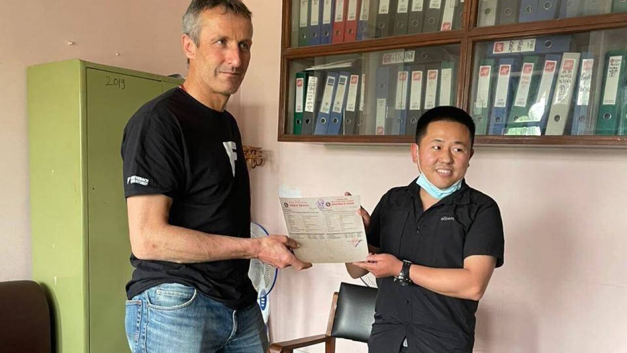 Rupert Hauer bekommt von der Behörde die Erlaubnis zur Besteigung des Everest. 