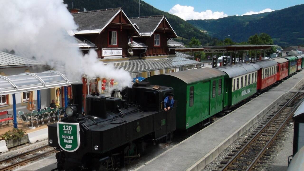 Derzeit wird die Murtalbahn mit Dieseltriebwagen bedient, zu touristischen Fahrten kommen auch solche Dampflokomotiven zum Einsatz. Derzeit wird die Murtalbahn mit Dieseltriebwagen bedient, zu touristischen Fahrten kommen auch solche Dampflokomotiven zum Einsatz.