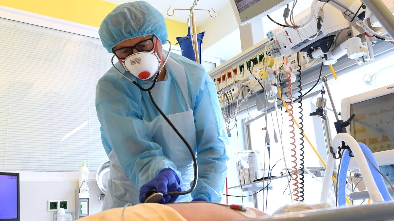 Wer nicht mehr infektiös ist, wird nicht mehr als Covid-19-Patient gezählt, auch wenn er noch auf der Intensivstation liegt. 
