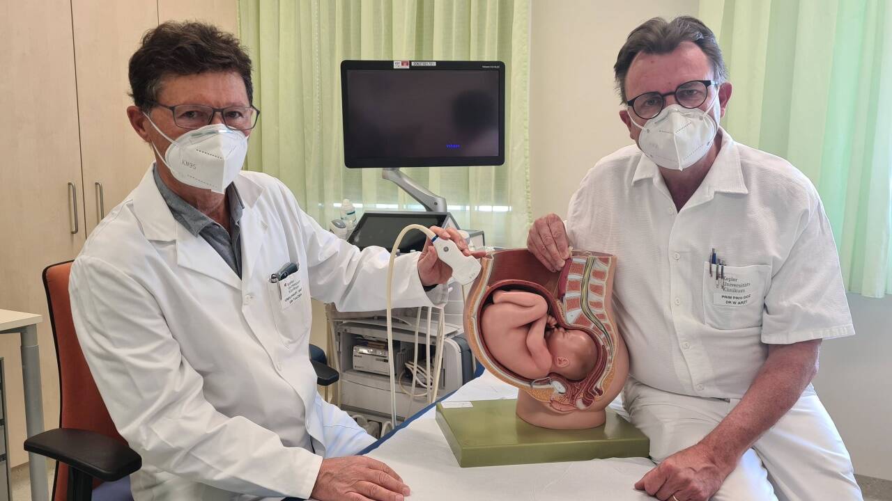 Die beiden Mediziner Gerald Tulzer und Wolfgang Arzt (rechts) zeigen anhand eines Modells, wie der Eingriff funktionierte. 