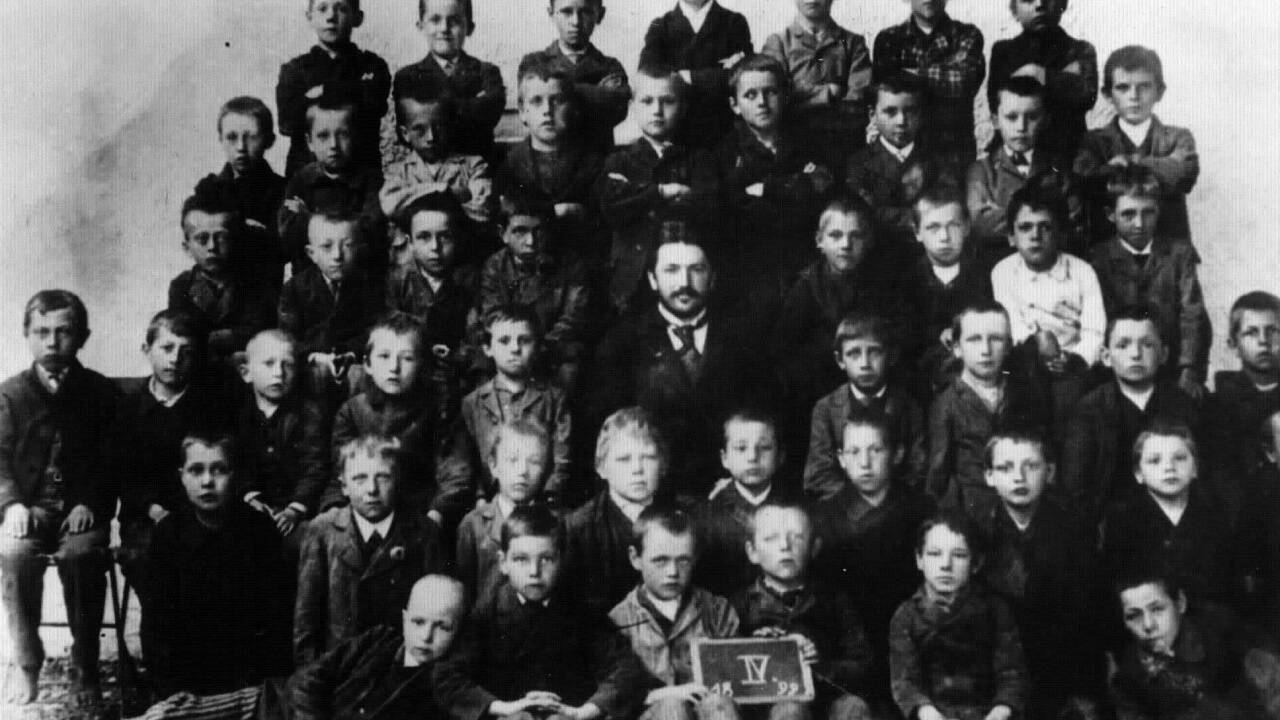 Gruppenbild der vierten Volksschulklasse in Leonding, 1899–1900, Hitler in der obersten Reihe Mitte. 