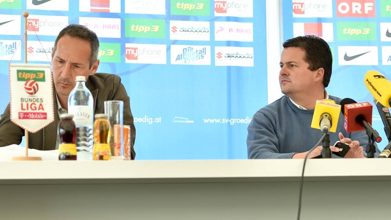 „Wie? Kein Dienstanzug im Budget?“  „Adi, wir sind ein Sparverein, weißt eh...“  