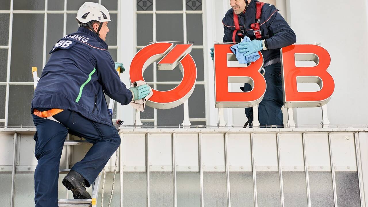 Das Firmenlogo soll wieder glänzen . . . Das Firmenlogo soll wieder glänzen . . .