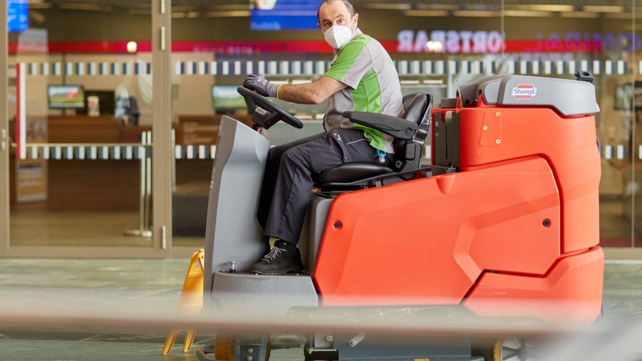 Kampf gegen Staub und Dreck . . . Kampf gegen Staub und Dreck . . .