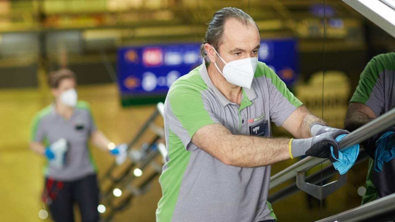 Die Handläufe werden gereinigt und desinfiziert . . . Die Handläufe werden gereinigt und desinfiziert . . .
