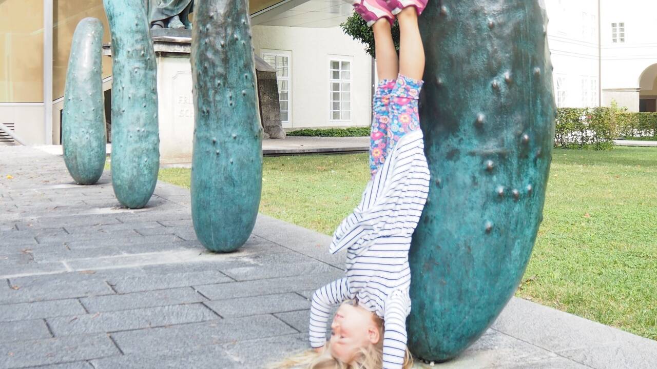 Die Essiggurken von Künstler Erich Wurm am Max-Reinhardt-Platz.  Die Essiggurken von Künstler Erich Wurm am Max-Reinhardt-Platz.