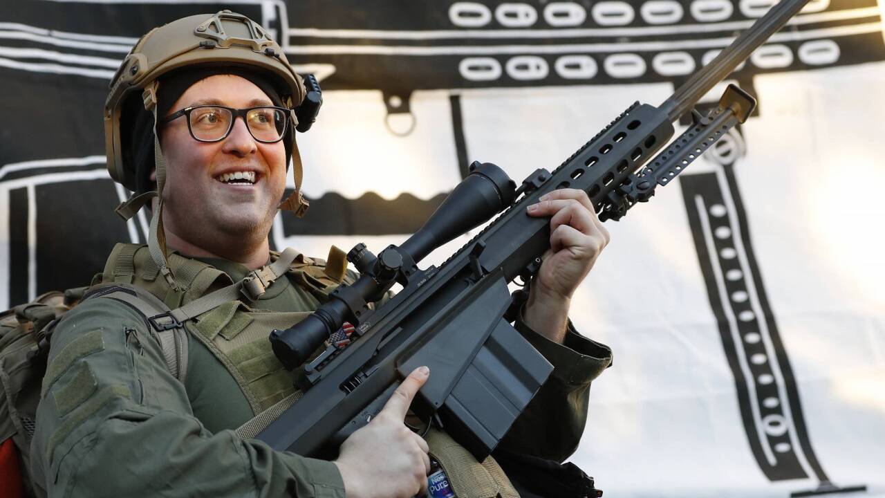 Waffenbefürworter bei einer Demonstration in Richmond, Virginia, am 20. Jänner 2020 – dieser Mann posiert grinsend mit einem Scharfschützengewehr des Modells Barrett M82, einer militärischen Waffe. 