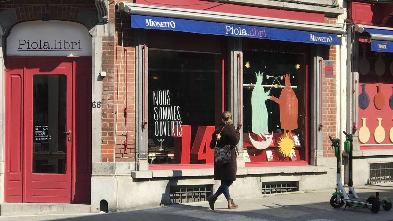 Eine Bar am Rande des EU-Viertels, in der sich gern Italiener treffen, denn sie ist zugleich eine auf italienische Literatur spezialisierte Buchhandlung. Als solche durfte sie offen halten, den Gastbetrieb soll sie am 8. Mai wieder aufnehmen.   Eine Bar am Rande des EU-Viertels, in der sich gern Italiener treffen, denn sie ist zugleich eine auf italienische Literatur spezialisierte Buchhandlung. Als solche durfte sie offen halten, den Gastbetrieb soll sie am 8. Mai wieder aufnehmen.