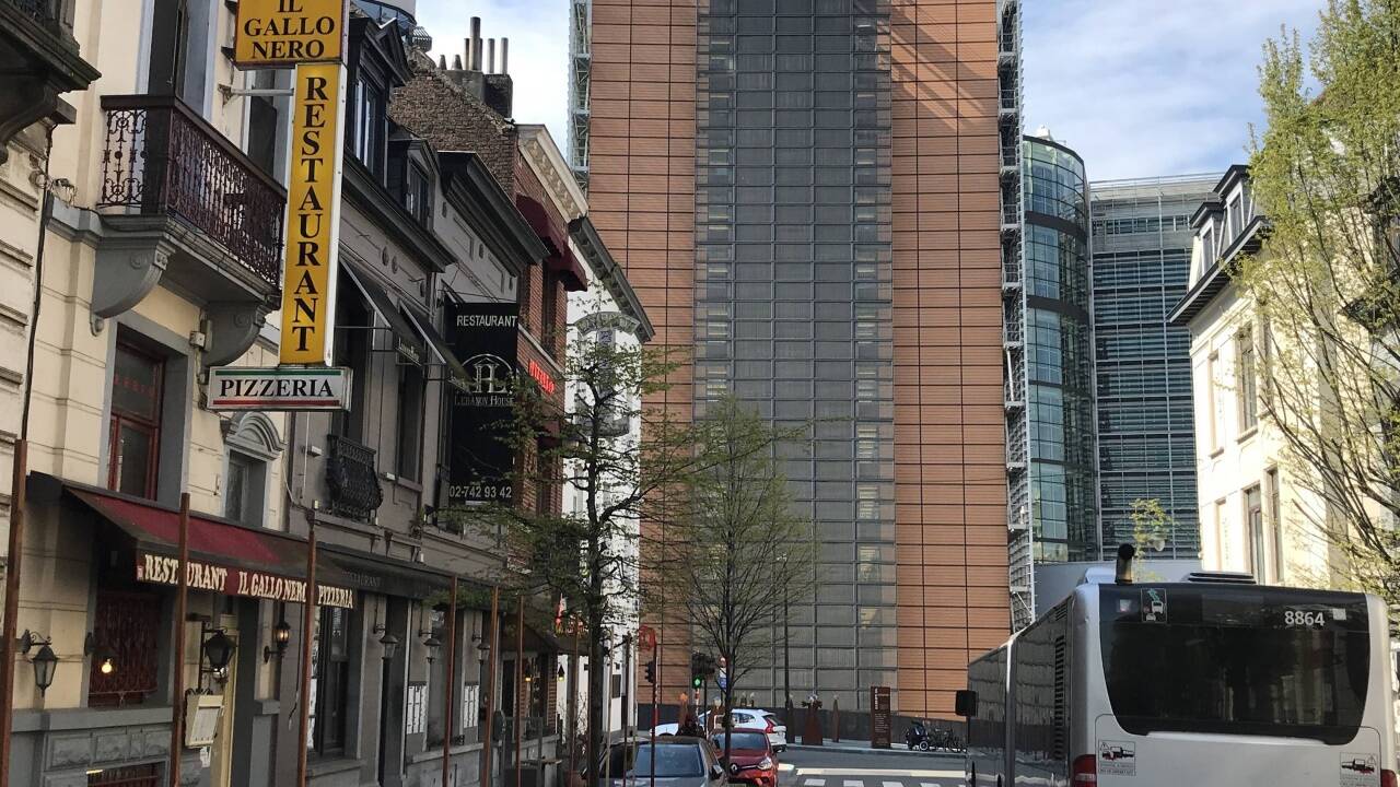 Dieser Blick auf das Kommissionsgebäude dürfte sich bald ändern: Ab 8. Mai sollten Tische und Stühle im Gastgarten des Restaurants links im Bild zu sehen sein.   Dieser Blick auf das Kommissionsgebäude dürfte sich bald ändern: Ab 8. Mai sollten Tische und Stühle im Gastgarten des Restaurants links im Bild zu sehen sein.