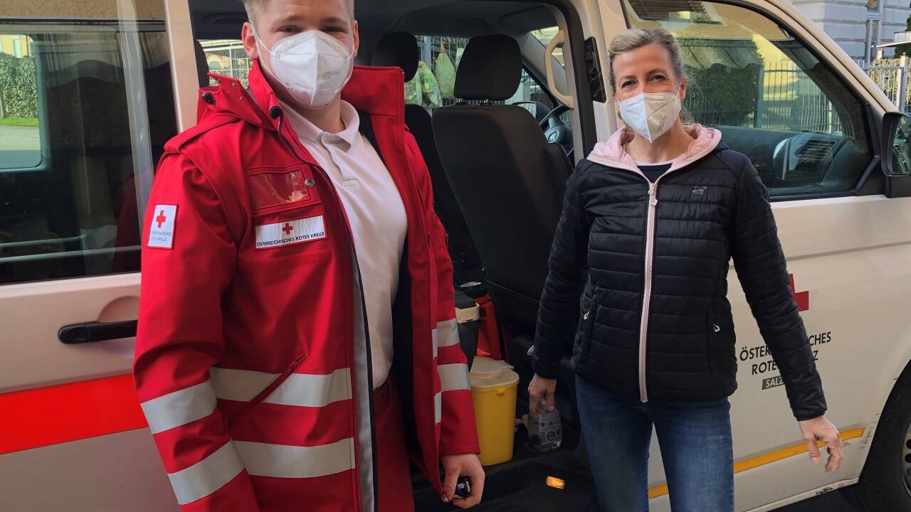 Rettungssanitäter Zivildiener Lorenz Griesser und Impfärztin Andrea Lederer waren am Freitag als mobiles Impfteam unterwegs. Ein Job, bei dem Tempo gefragt ist.   Rettungssanitäter Zivildiener Lorenz Griesser und Impfärztin Andrea Lederer waren am Freitag als mobiles Impfteam unterwegs. Ein Job, bei dem Tempo gefragt ist.