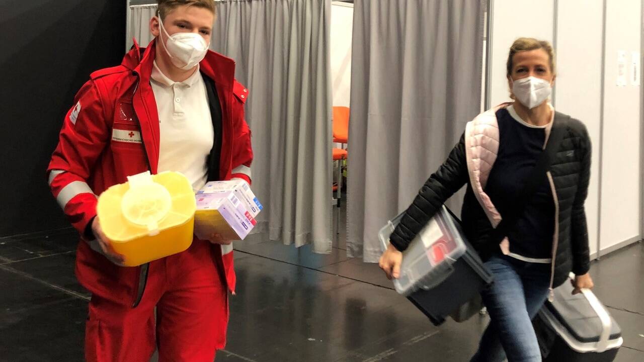Start im Messezentrum: Hier werden die benötigten Spritzen in der Früh mit AstraZeneca aufgezogen. Mit der Kühlbox geht es los.   Start im Messezentrum: Hier werden die benötigten Spritzen in der Früh mit AstraZeneca aufgezogen. Mit der Kühlbox geht es los.
