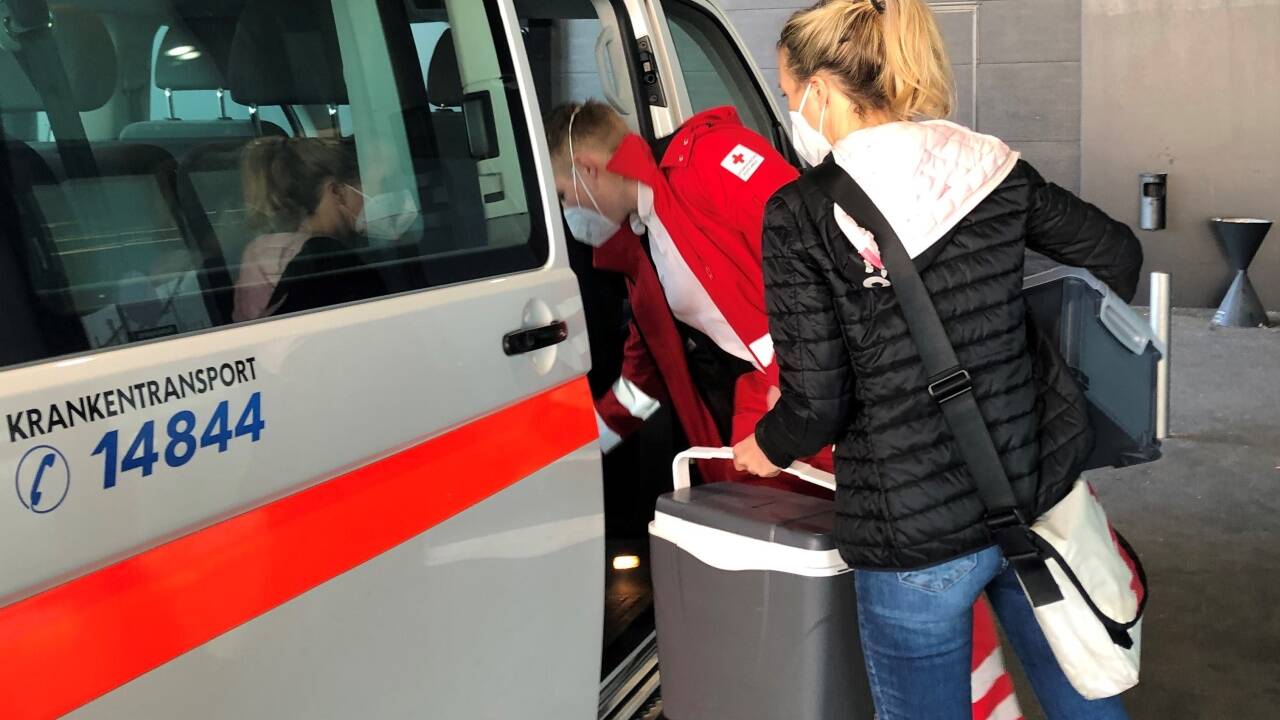 Die Route hat der Rettungssanitäter zuvor festgelegt. Auch der Notfallrucksack mit Defibrillator muss an Bord.   Die Route hat der Rettungssanitäter zuvor festgelegt. Auch der Notfallrucksack mit Defibrillator muss an Bord.