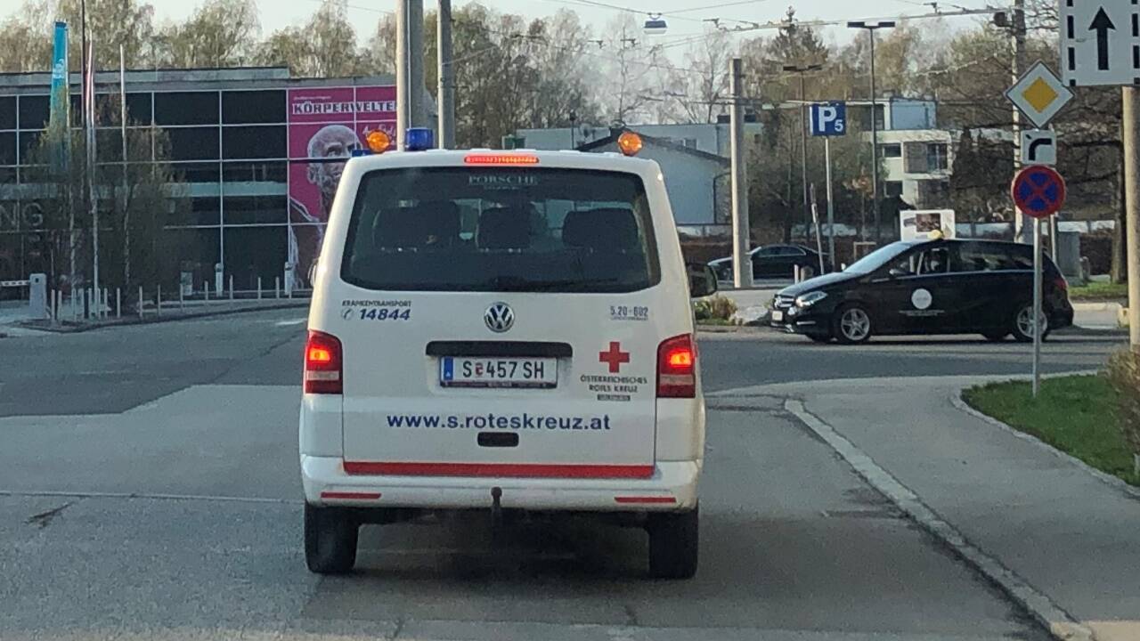 Und dann geht es weiter für das mobile Impfteam. Quer über die Stadt verteilt warten gehunfähige Personen zu Hause, bis das Rote Kreuz mit der Spritze in der Hand bei ihnen klingelt.   Und dann geht es weiter für das mobile Impfteam. Quer über die Stadt verteilt warten gehunfähige Personen zu Hause, bis das Rote Kreuz mit der Spritze in der Hand bei ihnen klingelt.