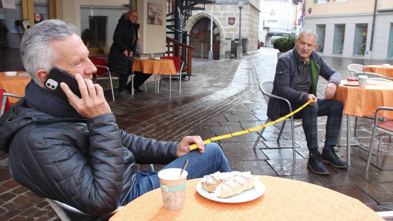 Der Abstand passt, verboten ist es trotzdem: Hermann Moßhammer (links) und Walter Estl im Gastgarten.   Der Abstand passt, verboten ist es trotzdem: Hermann Moßhammer (links) und Walter Estl im Gastgarten.