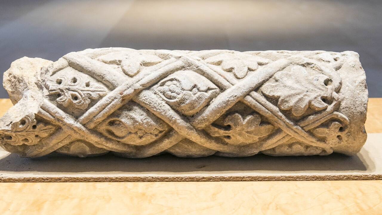 Archäologen haben es aus Schutt und Erde geborgen: Ein Säulchen erinnert an die Petersfrauen in jenem Kloster, in dem seit 1585 die Franziskaner wirken.   Archäologen haben es aus Schutt und Erde geborgen: Ein Säulchen erinnert an die Petersfrauen in jenem Kloster, in dem seit 1585 die Franziskaner wirken.