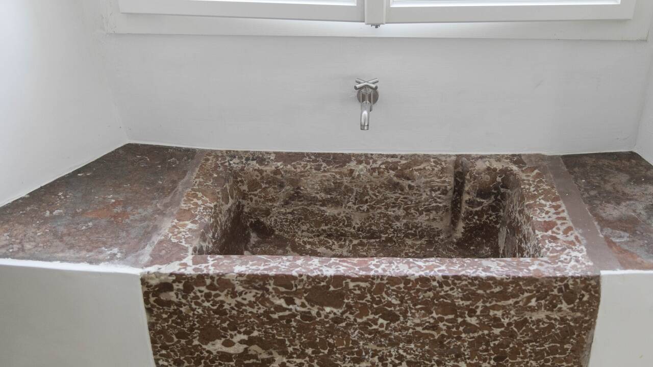 Brunnen im jetzigen Sommerrefektorium aus dem Kloster der Petersfrauen. Der Abfluss führt direkt in den Almkanal.  Brunnen im jetzigen Sommerrefektorium aus dem Kloster der Petersfrauen. Der Abfluss führt direkt in den Almkanal.