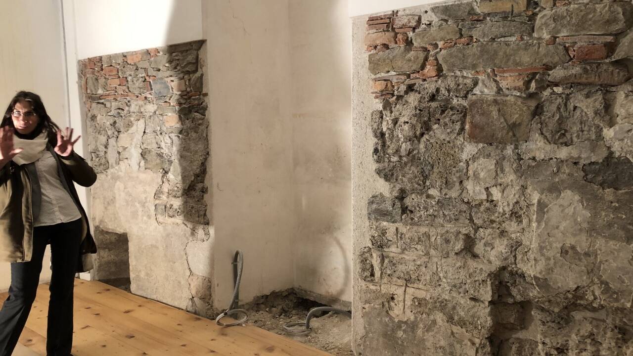 Zwei roh belassene Mauern: unten romanische Steinblöcke, oben barockes Mischmauerwerk. Links ein Teil einer Schießscharte des Turms am mittelalterlichen Einfahrtstor zu Kloster St. Peter.   Zwei roh belassene Mauern: unten romanische Steinblöcke, oben barockes Mischmauerwerk. Links ein Teil einer Schießscharte des Turms am mittelalterlichen Einfahrtstor zu Kloster St. Peter.