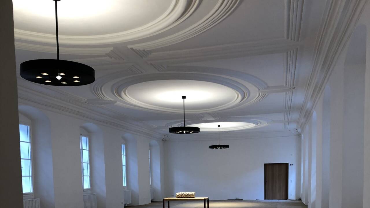 Das restaurierte Sommerrefektorium, in der Mitte ein Tisch mit dem Bruchstück der romanischen Säule.   Das restaurierte Sommerrefektorium, in der Mitte ein Tisch mit dem Bruchstück der romanischen Säule.