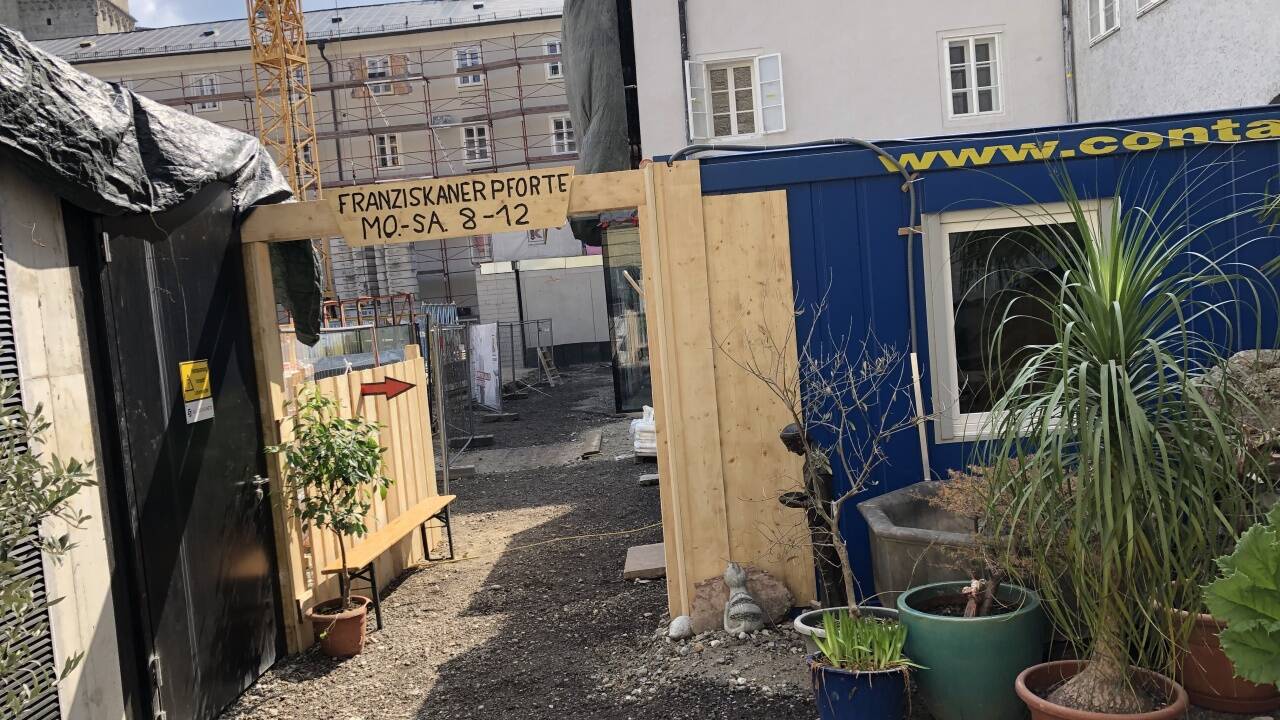 Neuer Klostereingang mit provisorischer Pforte.   Neuer Klostereingang mit provisorischer Pforte.