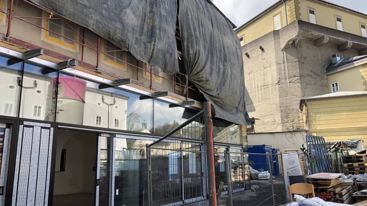 Wo früher Garagen waren, ist nun ein halber Meter Schutt abgetragen, sodass Konglomeratsäulen freigelegt sind. Die Gewölbe bekommen eine Glaswand. Die Infirmerie wird ein heller Veranstaltungsraum.   Wo früher Garagen waren, ist nun ein halber Meter Schutt abgetragen, sodass Konglomeratsäulen freigelegt sind. Die Gewölbe bekommen eine Glaswand. Die Infirmerie wird ein heller Veranstaltungsraum.