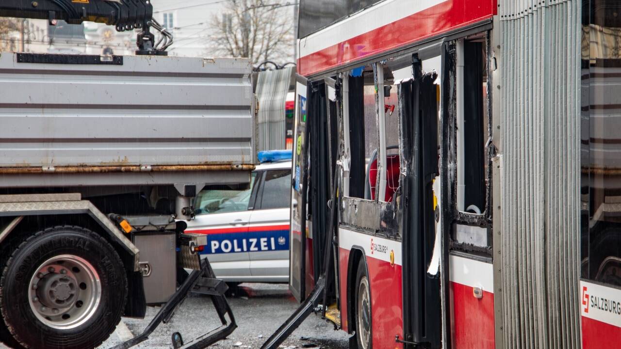 Der Obus – ausgerechnet einer der neuesten Baureihe – wurde bei der Kollision aufgerissen.  