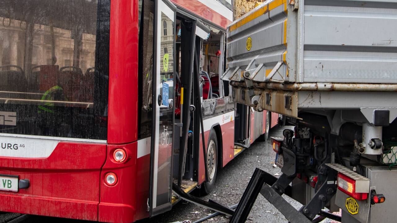 Der Obus – ausgerechnet einer der neuesten Baureihe – wurde bei der Kollision aufgerissen.  