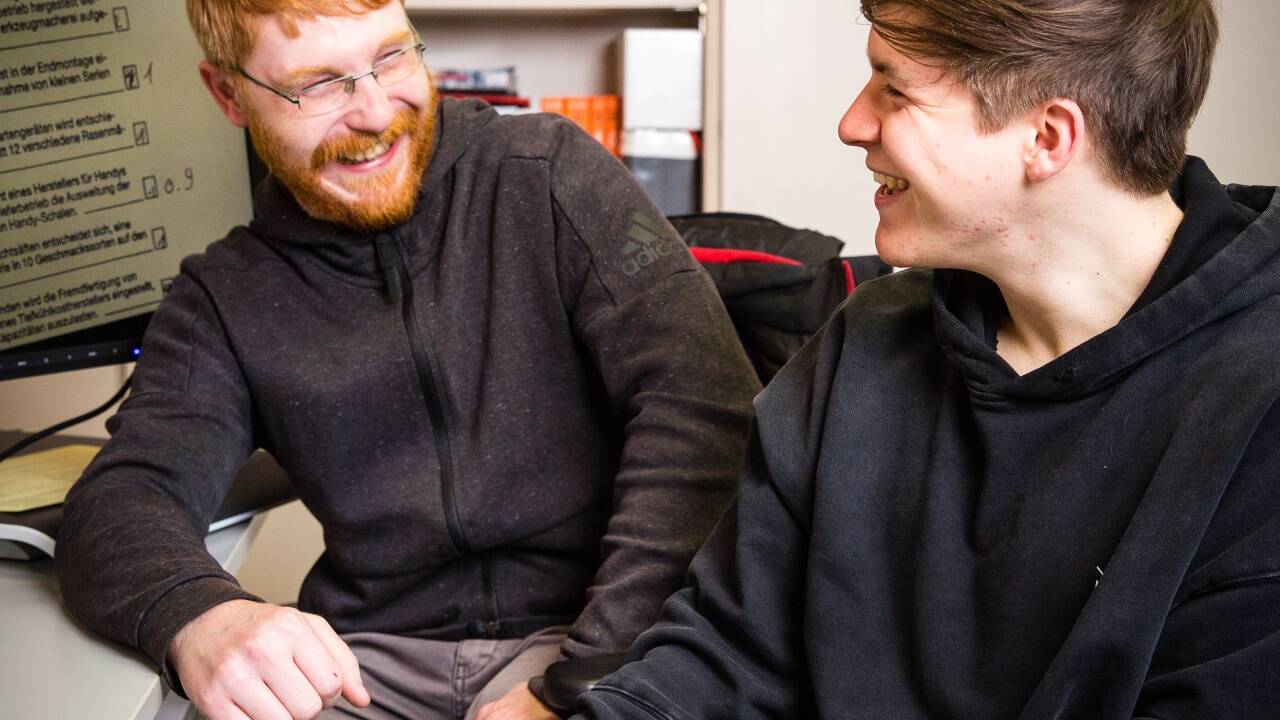Wegen seiner Augenerkrankung braucht Florian Zapf (rechts) eine Vergrößerungssoftware auf seinem Computer.  