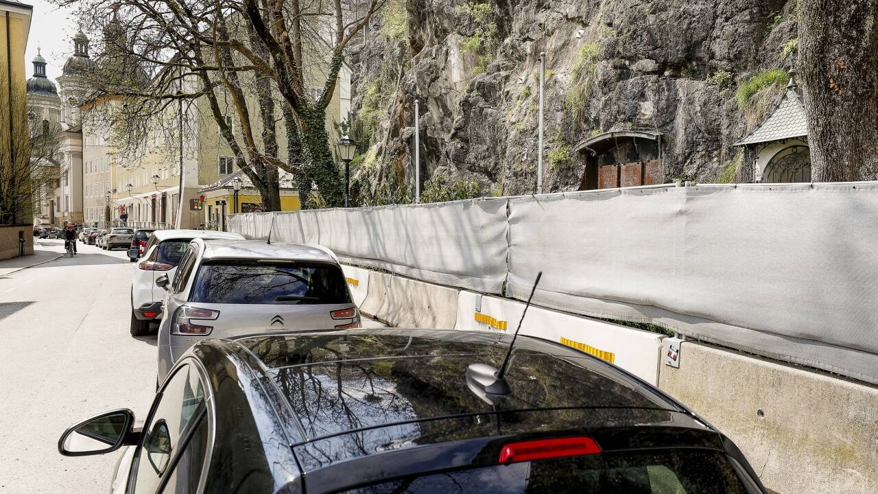 Eine Grenzstreitigkeit steht hinter diesem unansehnlichen Bauzaun in der Nonntaler Hauptstraße.  
