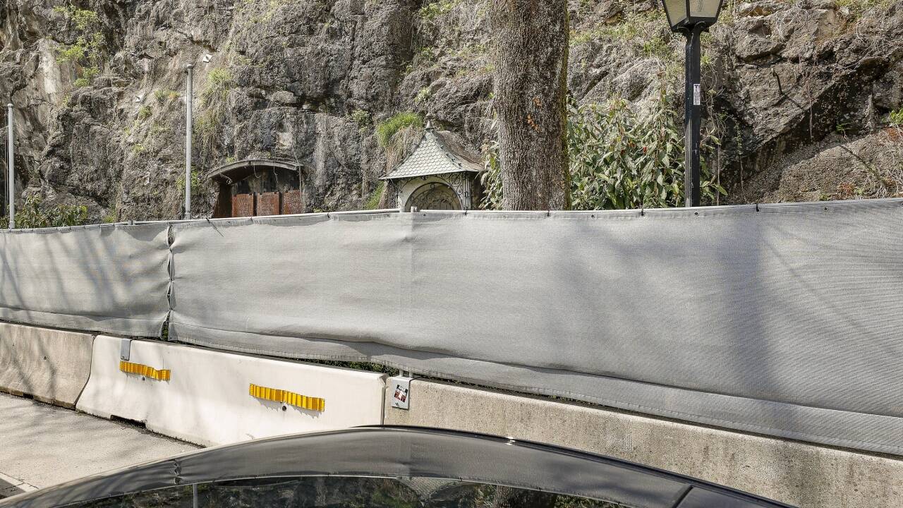 Eine Grenzstreitigkeit steht hinter diesem unansehnlichen Bauzaun in der Nonntaler Hauptstraße.  