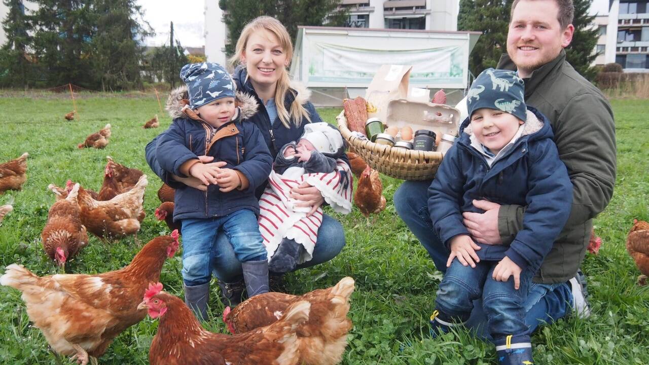 Lisa Hüttmayr und Rupert Höllbacher vom Bergerhof in Hallein-Burgfried mit ihren Söhnen Felix, Paul und Johannes und einigen ihrer rund 600 „Sonnenhühner“. 
