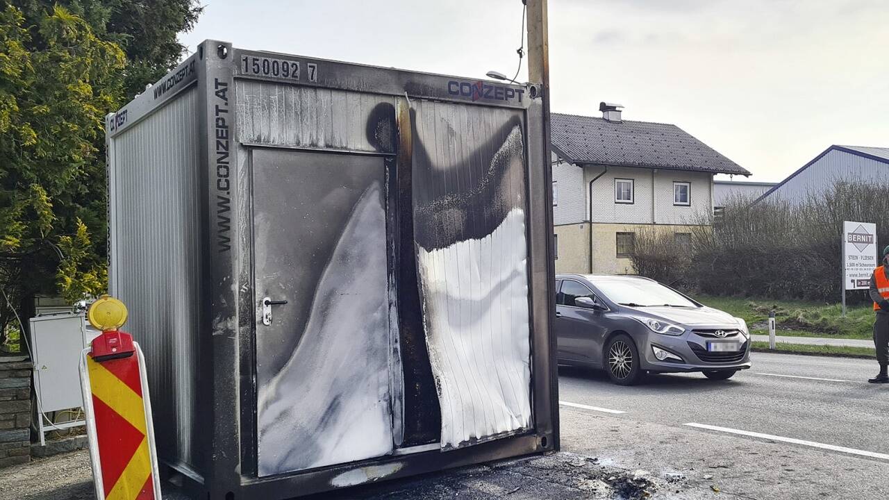 Der Container, der für die Kontrollen in Straßwalchen bereitsteht, ging in der Nacht zum Teil in Flammen auf.  
