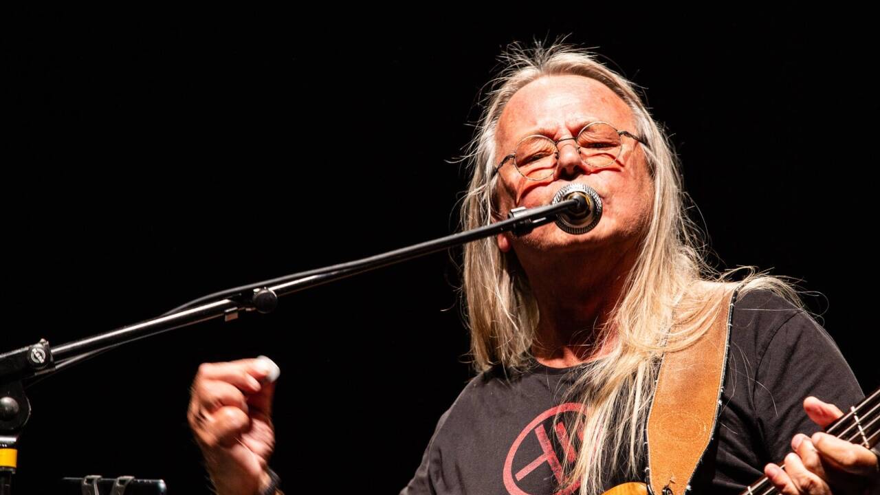 Thierry Zaboitzeff entdeckt für das neue Album „Professionell Stranger“ eine ungewohnte Stille. 