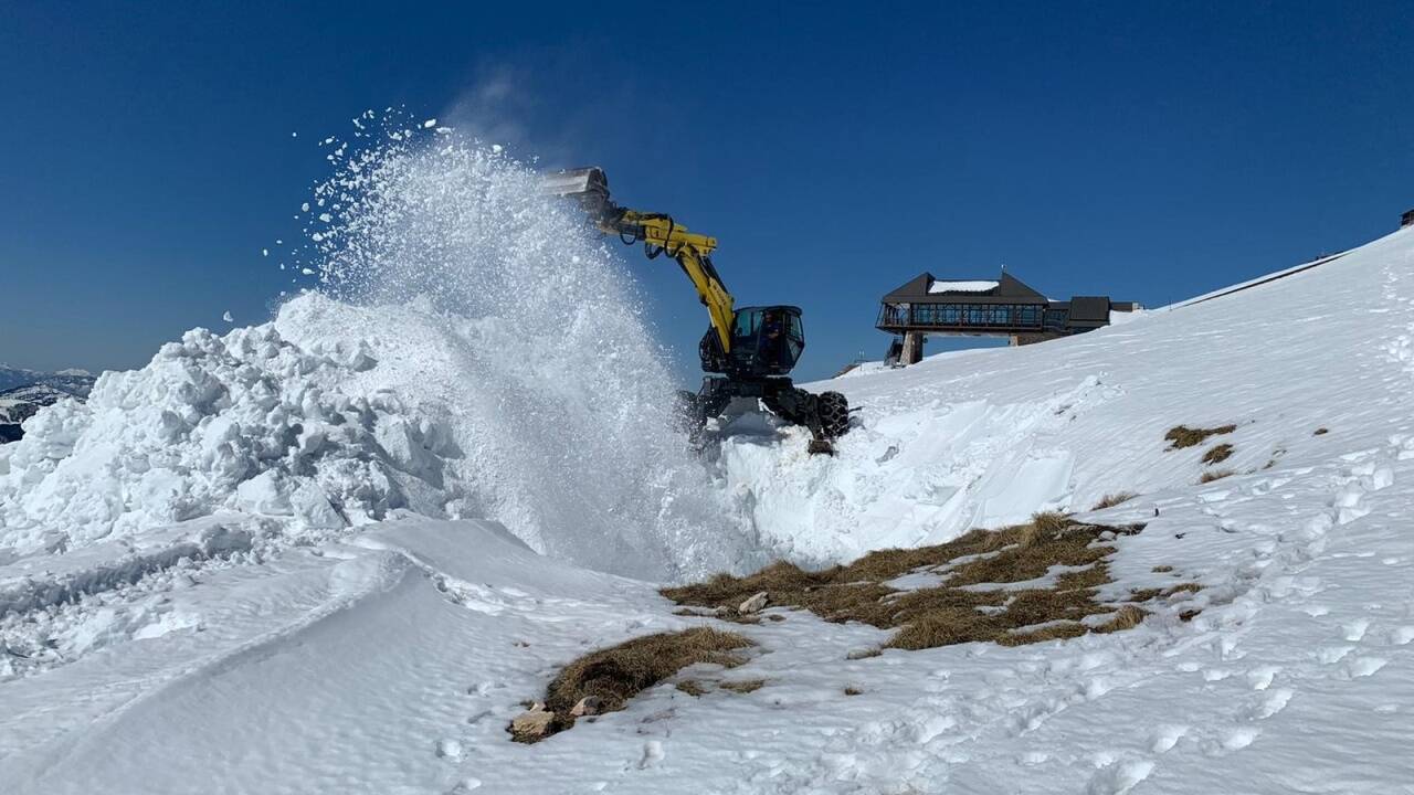 Auf dem Schafberg wird derzeit Schnee geräumt. Am 1. Mai beginnt für die Schafbergbahn die Saison. 