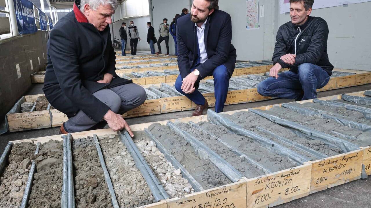 Bei der Analyse der Proben: Landesgeologe Rainer Braunstingl, Verkehrslandesrat Stefan Schnöll und Stefan Knittel, Geschäftsführer der S-Link Projektgesellschaft.  