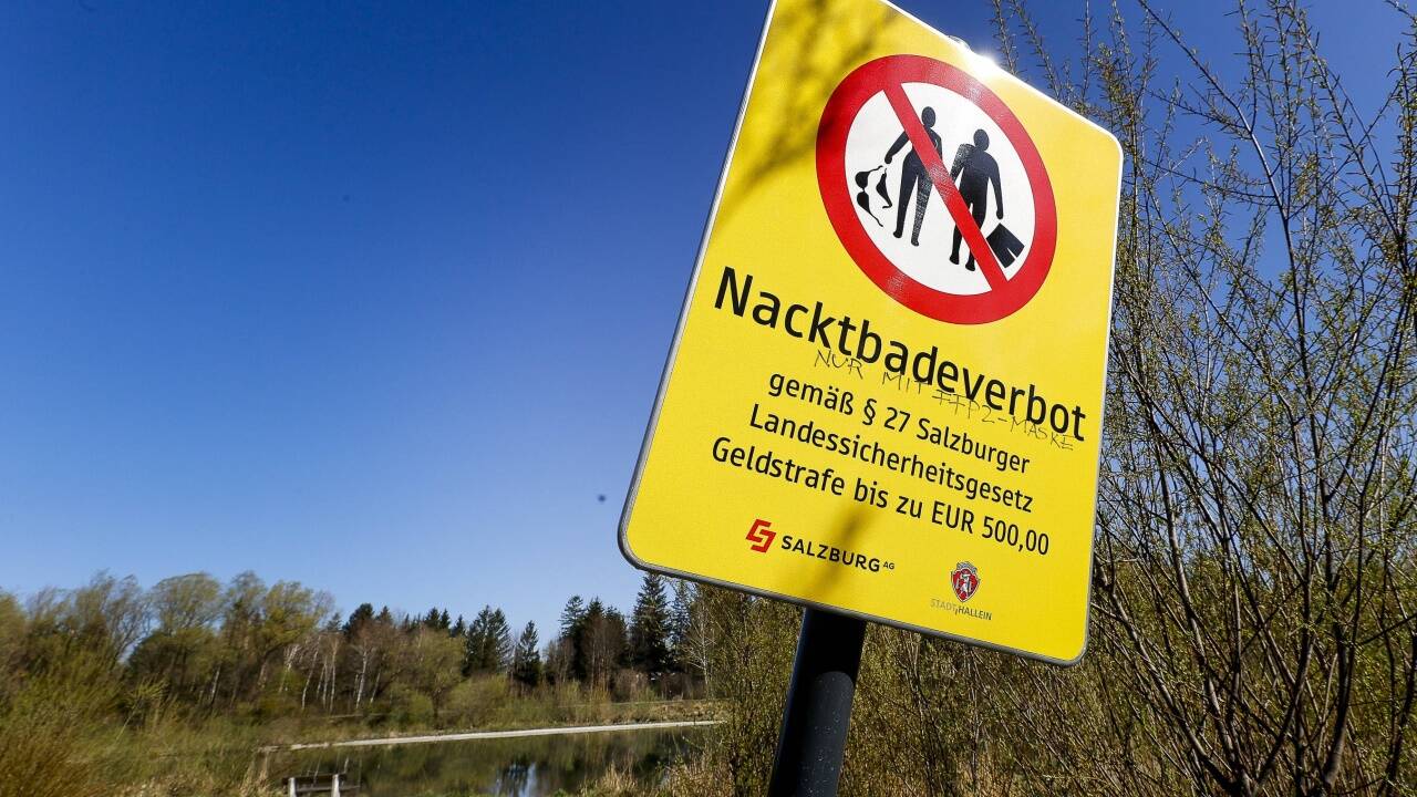 Dieses neue Schild ziert seit Kurzem eine große Schotterbank an der Königsseeache in Hallein.  