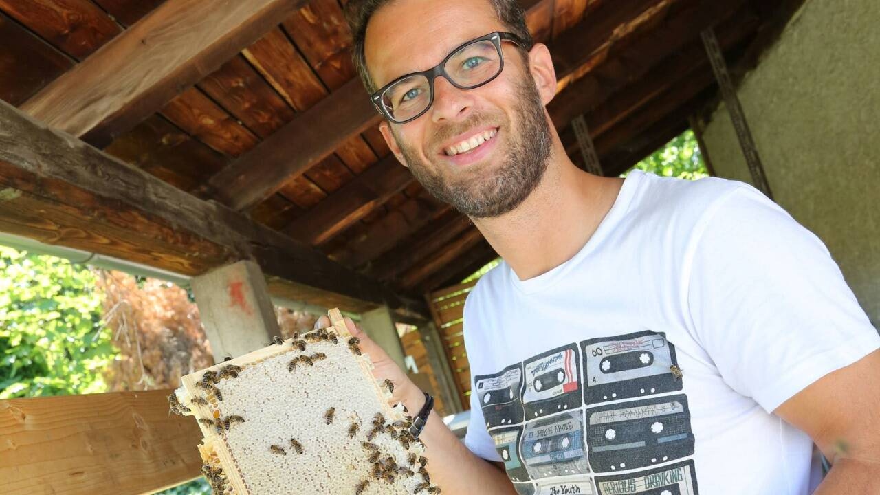 Bio-Imker Daniel Pfeifenberger vom Bienenhof und Imkerzentrum Bienenlieb in Salzburg.  
