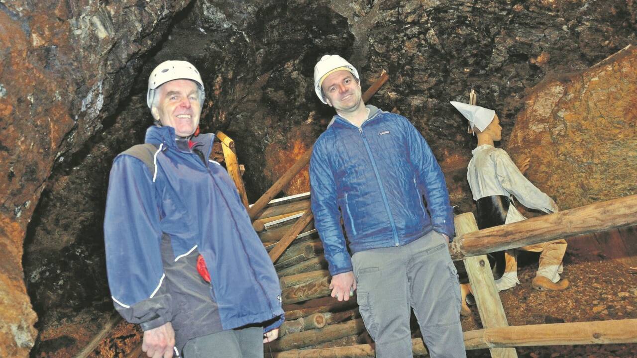 Sigmund Riedlsperger (Obmann Knappschaft) und Thomas Unterweissacher (Betriebsleiter Schaubergwerk und Firma GEO Unterweissacher) freuen sich über die Umsetzung des Zusatzangebots. „So können auch Leute diese Wunderwelt unter Tage kennenlernen,die physisch oder psychisch nicht dazu in der Lage sind.“ 