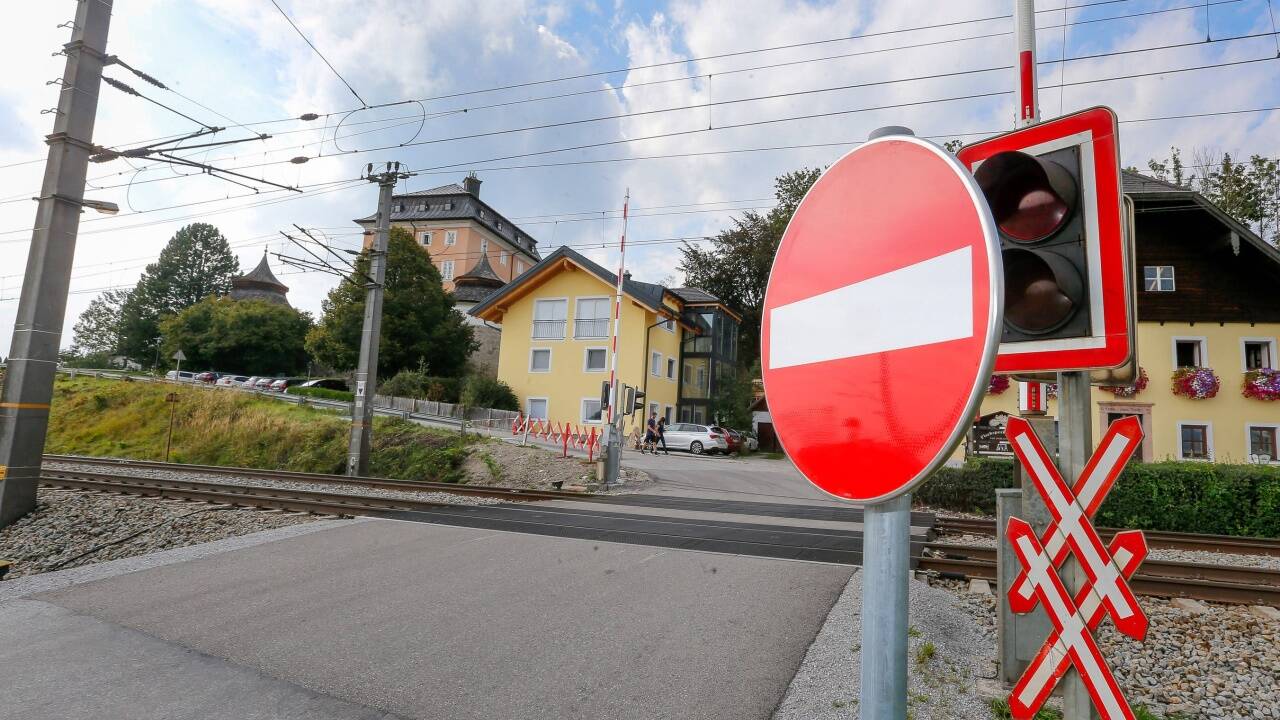 Der Westbahn-Übergang beim Zipfwirt in Seekirchen darf nur in eine Richtung befahren werden.  Der Westbahn-Übergang beim Zipfwirt in Seekirchen darf nur in eine Richtung befahren werden.