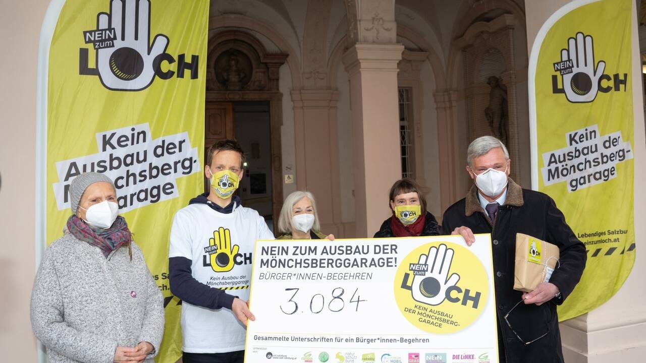Im März haben die Garagen-Gegner ihre Unterschriften gegen den weiteren Ausbau an Bgm. Harald Preuner (ÖVP; im Bild ganz rechts) übergeben. 