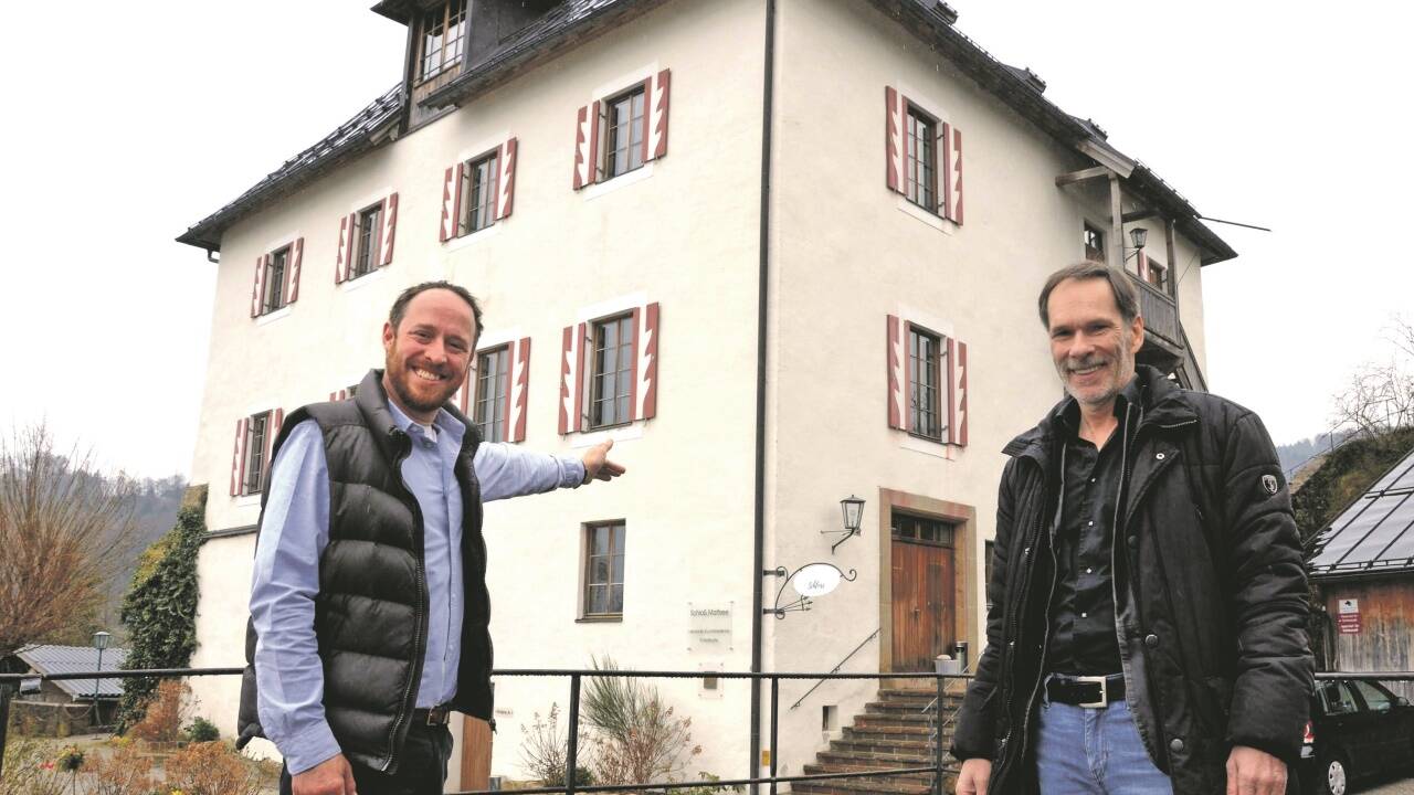 Der neue Pächter von Schloss Mattsee, David Höfer (l.), und Helmut Vitzthum (r.) von den Schlossbergspielen Mattsee freuen sich auf eine gute Zusammenarbeit. 