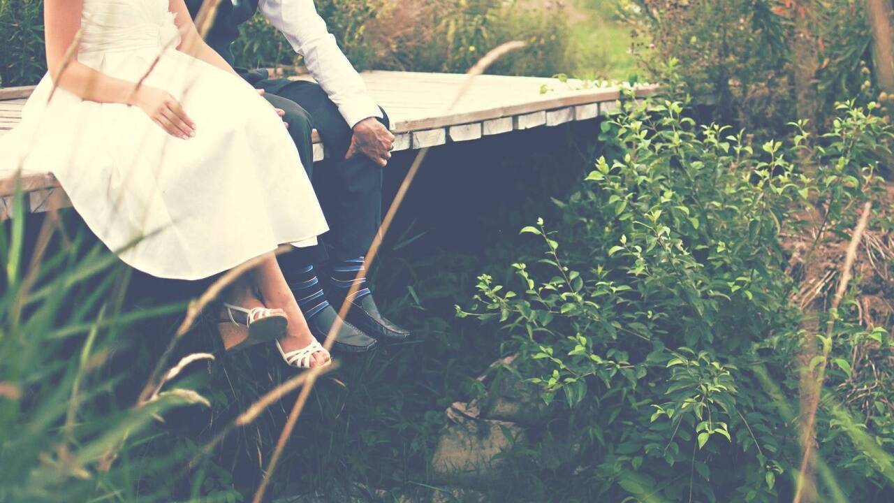 Ein junges Paar hat wegen Corona den Lebensplan komplett über Bord geworfen. Geheiratet wird nun früher als geplant – an einem See in Kärnten.  