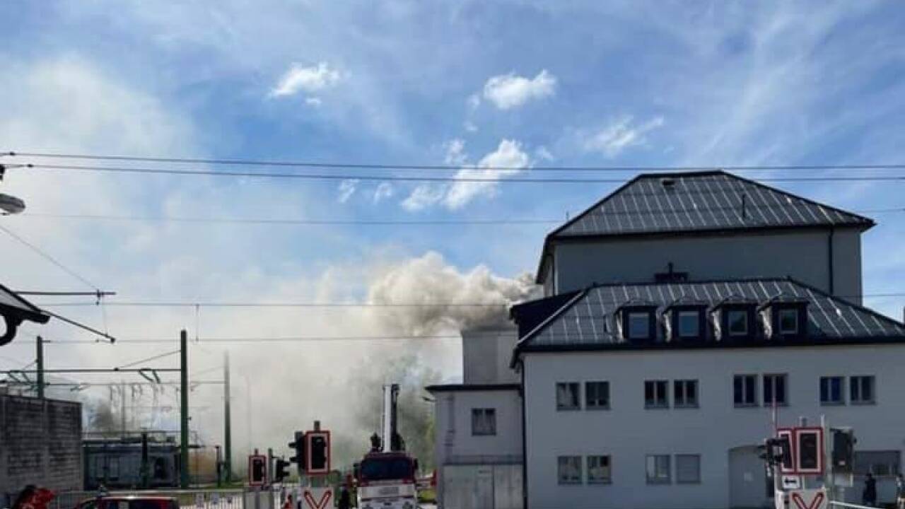 Ein Technikgebäude der Salzburg AG in Hagenau unweit der Stadt Salzburg ging am Freitag in Flammen auf. 